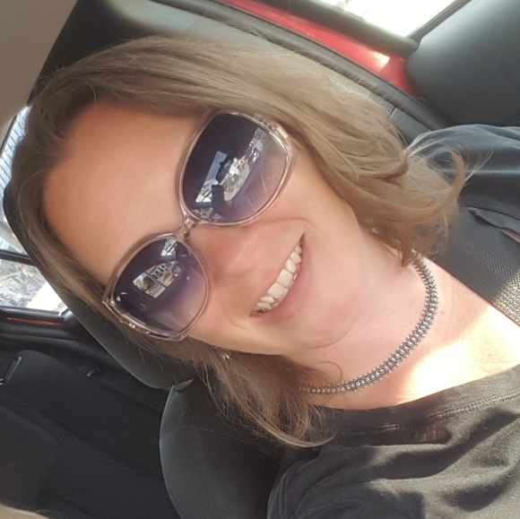 Meet your Posher, Selena - Picture 1 of 2